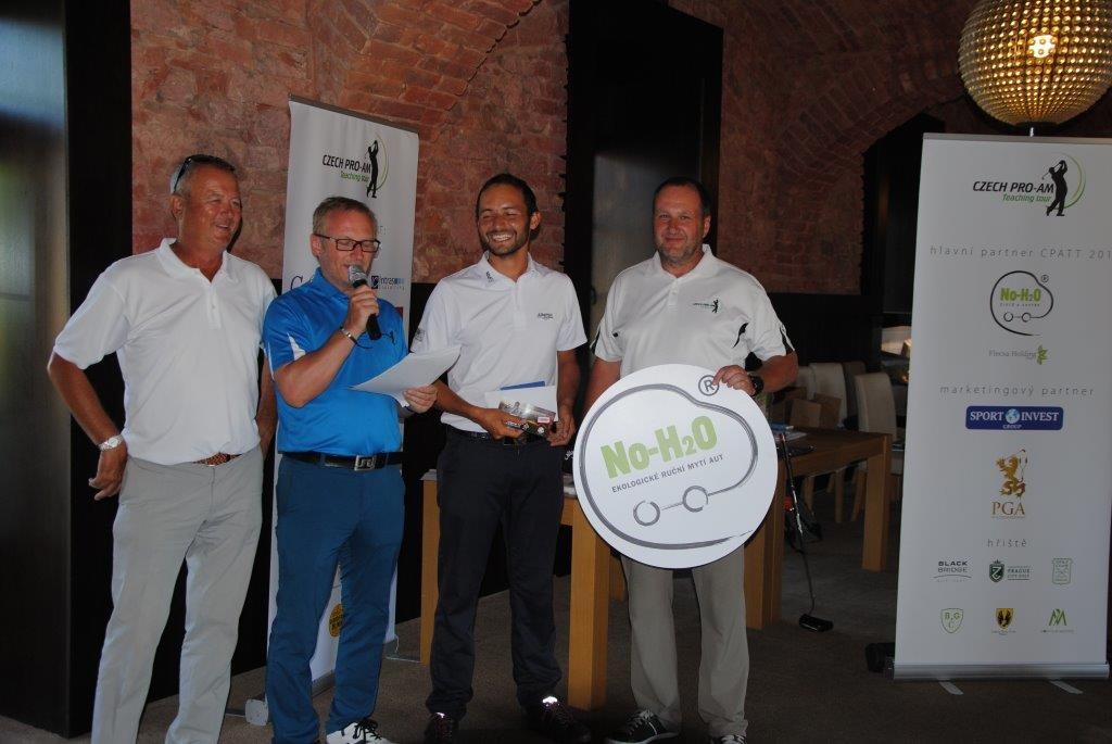 Milan Vantuch z Golf59 (druhý zprava) vyhrál první letošní turnaj.